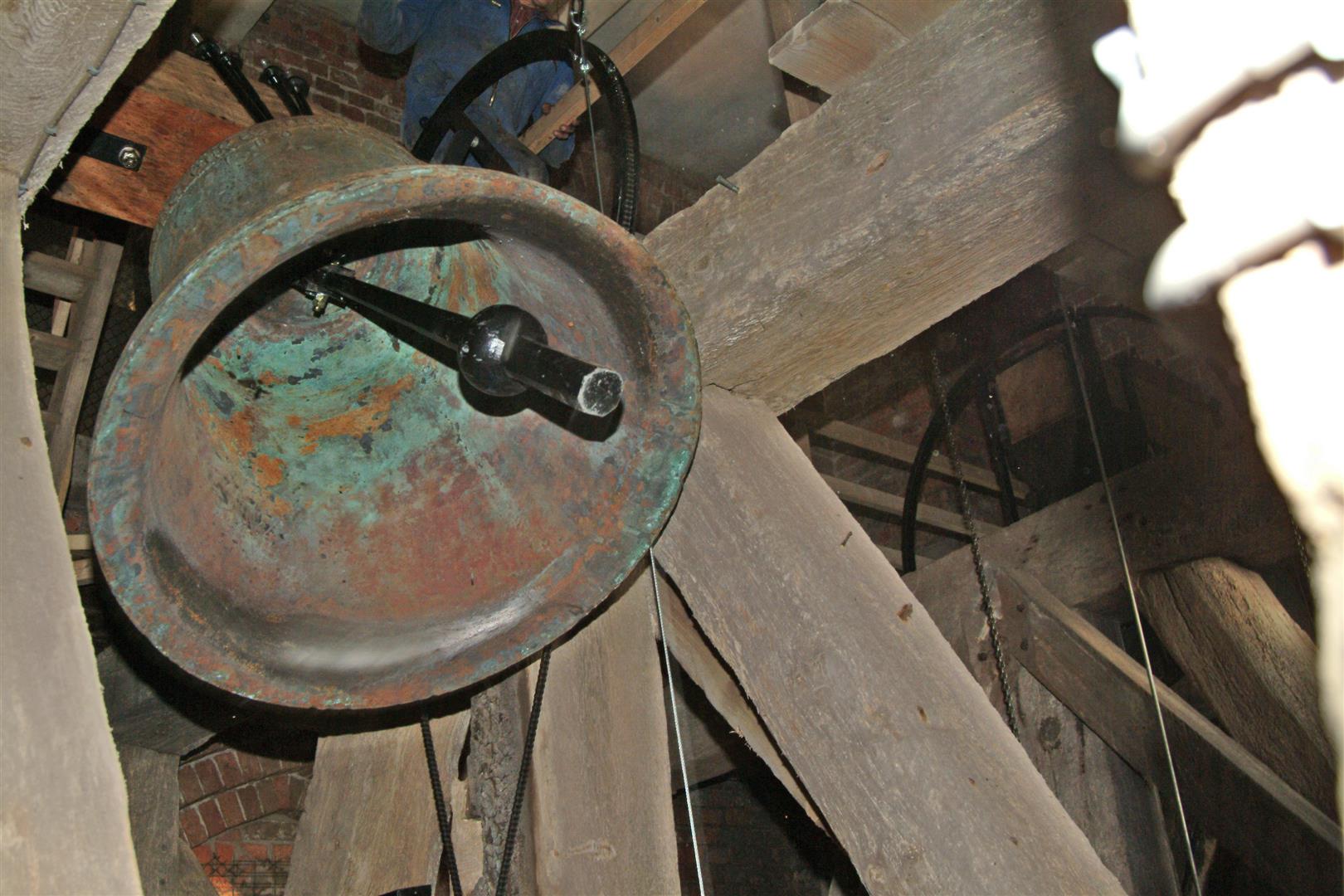 Stedum-de-gerestaureerde-Mariaklok-anno-1300-luidt-voor-deze-keer-met-de-hand.-Large